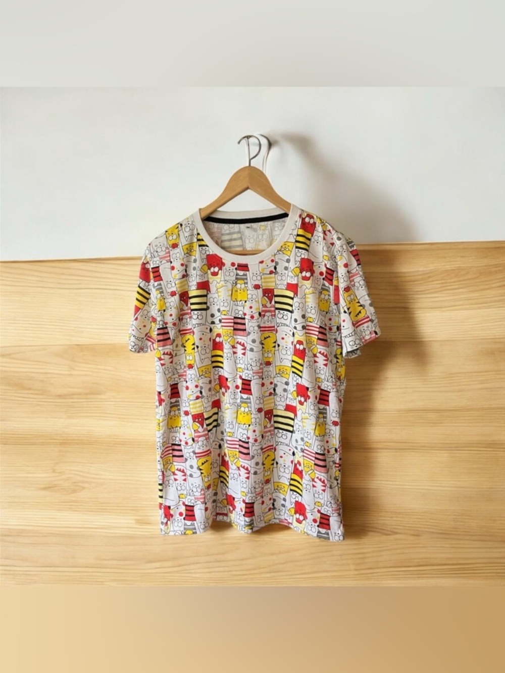 Vibrant Red Black Yellow White Cat Graphic Short Sleeve Tee Medium Fun Comic